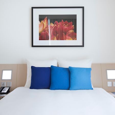 Novotel Abu Dhabi Al Bustan Esterno foto A room at the hotel