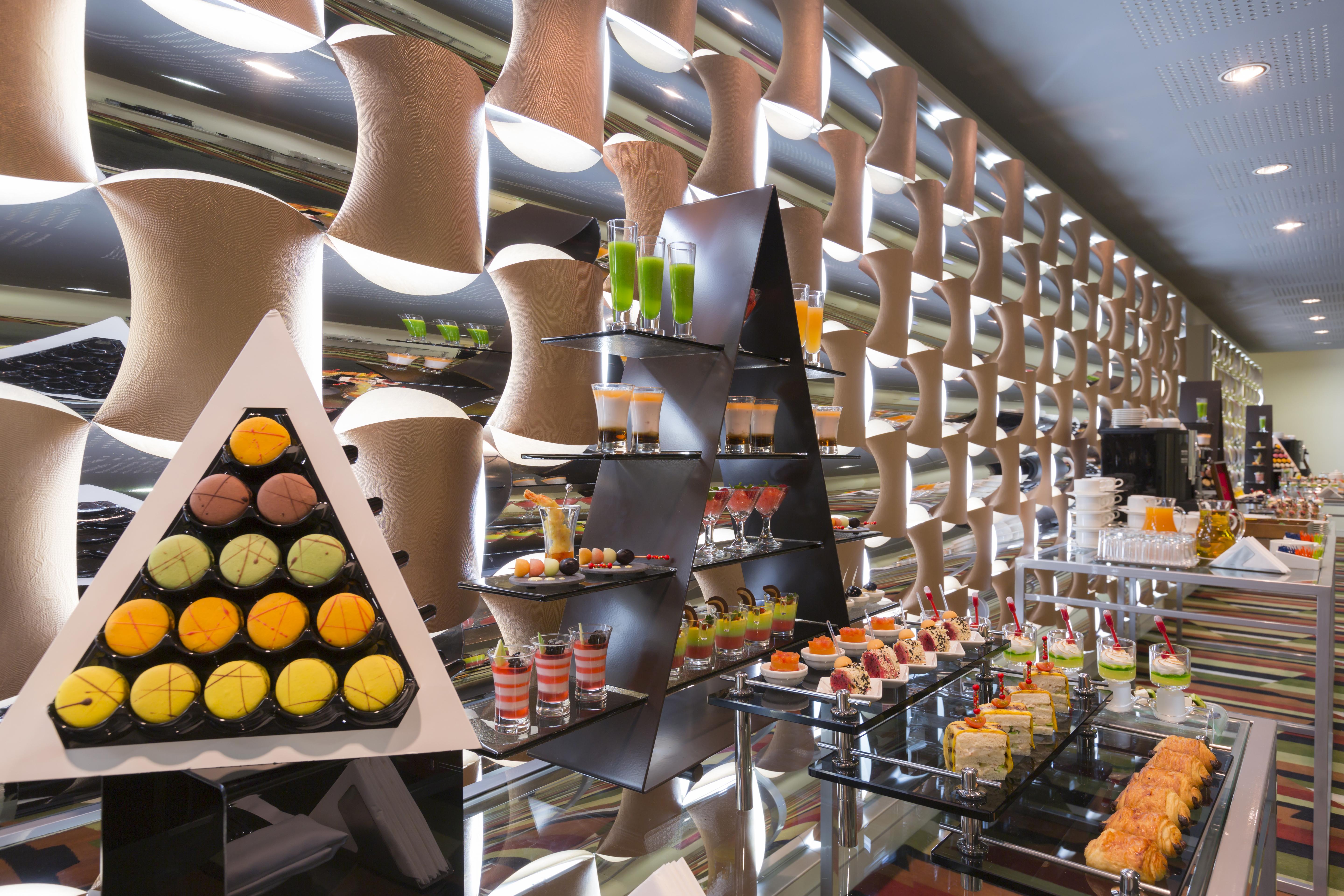 Novotel Abu Dhabi Al Bustan Esterno foto The hotel's breakfast buffet