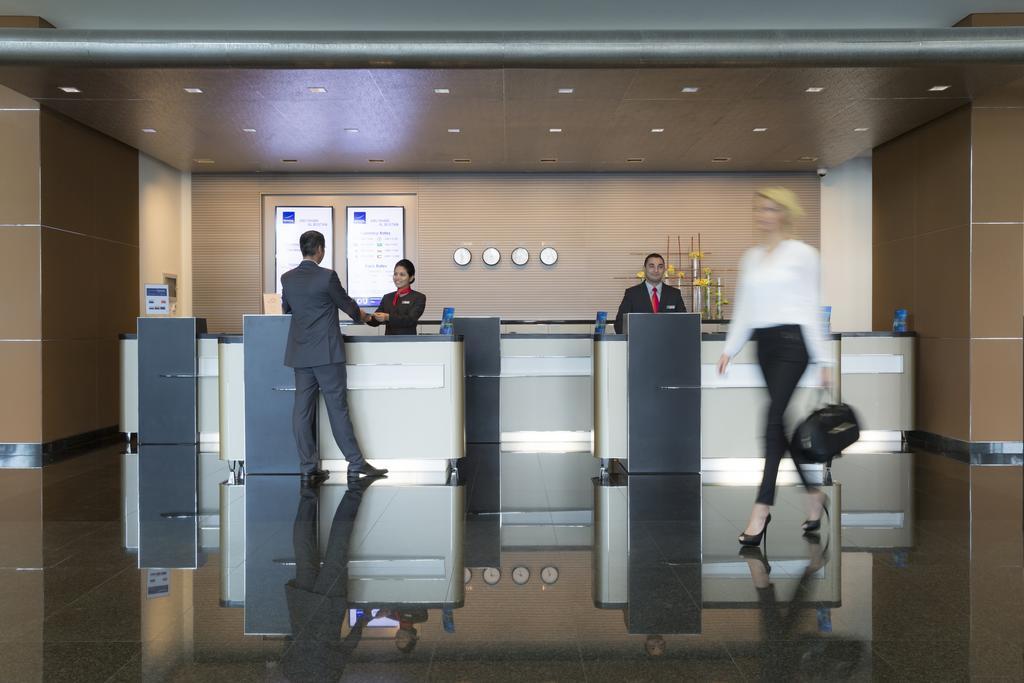 Novotel Abu Dhabi Al Bustan Esterno foto Reception desk