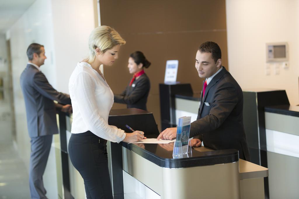 Novotel Abu Dhabi Al Bustan Esterno foto Receptionist at a hotel