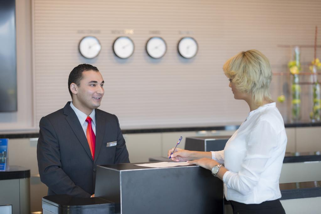 Novotel Abu Dhabi Al Bustan Esterno foto Receptionist