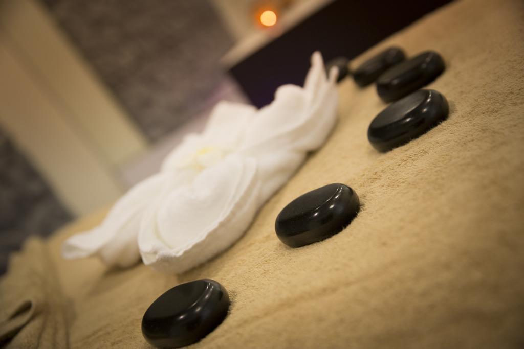 Novotel Abu Dhabi Al Bustan Esterno foto Hot stone massage