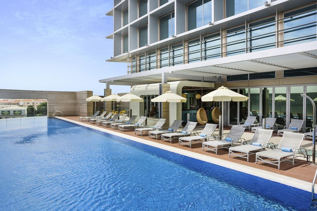 Novotel Abu Dhabi Al Bustan Esterno foto The swimming pool at the hotel