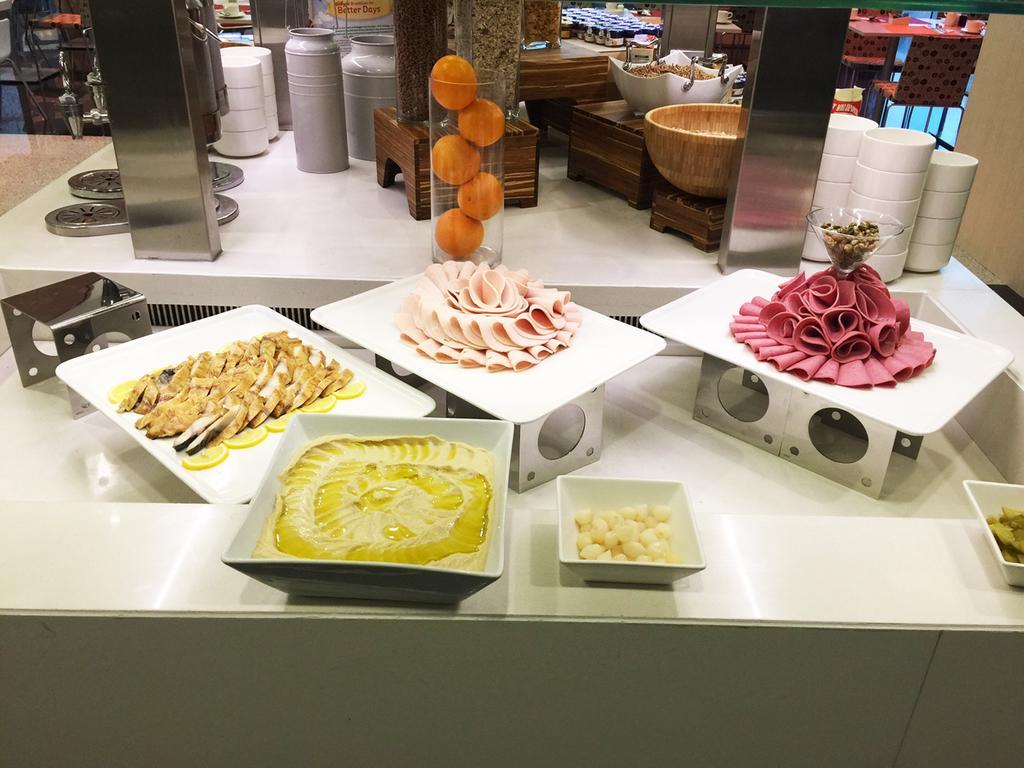 Novotel Abu Dhabi Al Bustan Esterno foto Breakfast buffet at a hotel
