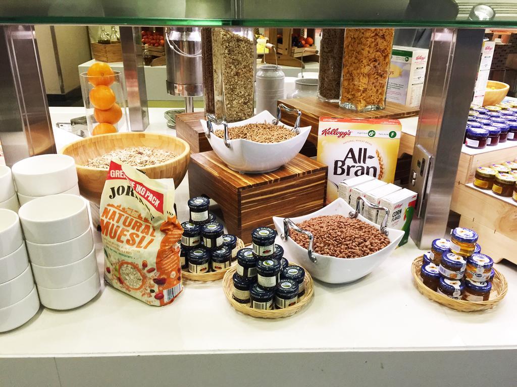 Novotel Abu Dhabi Al Bustan Esterno foto Breakfast buffet at a hotel in Helsinki
