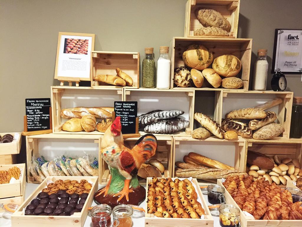 Novotel Abu Dhabi Al Bustan Esterno foto Bread and pastry at a buffet